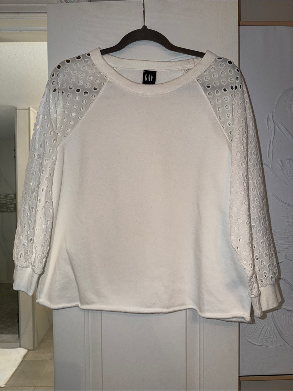 GAP White Eyelet Raglan Sleeve Sweatshirt Like New Size Medium